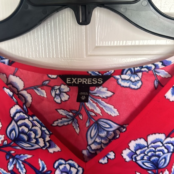 XS Express Top Keyhole Shoulders Red Floral Blouse GUC - Picture 4 of 5